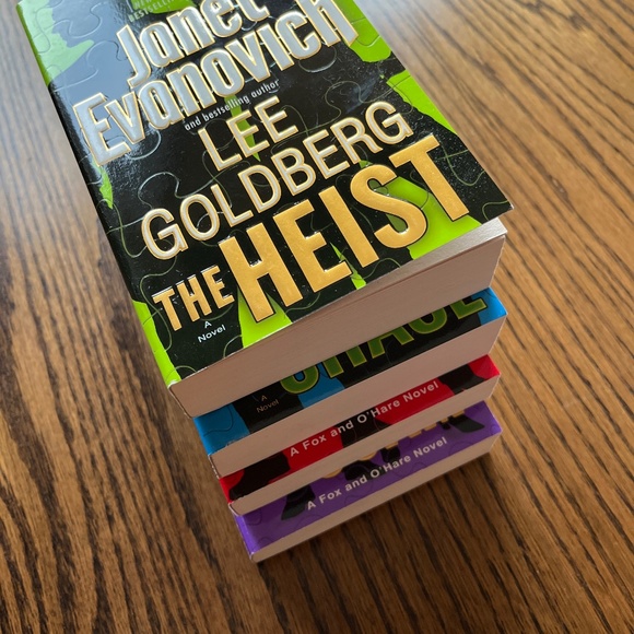 The Scam, The Job, The Chase, The Heist (bundle) Janet Evanovich, Lee Goldberg - Picture 8 of 9